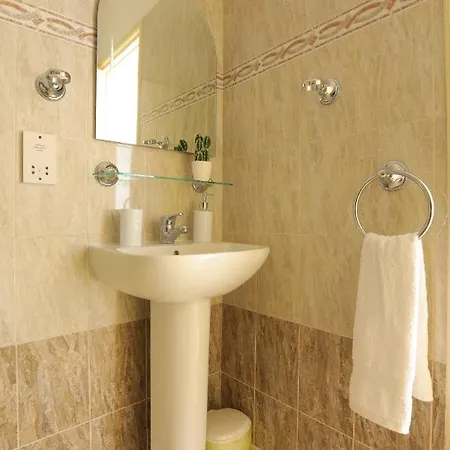 Stylish Holiday - Large Pool - Close To Beach 아파트 파포스