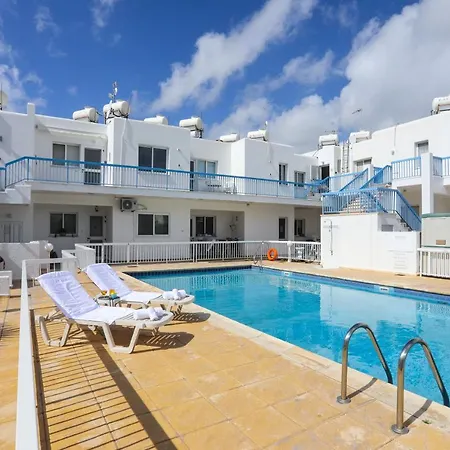 Stylish Holiday - Large Pool - Close To Beach *